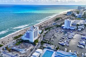 Sophisticated 2BR1BA Short Walk to Beach Apartments, Fort Lauderdale