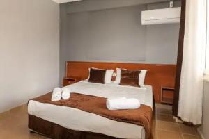 New Garden Side, Side