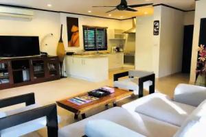 Beachfront Resort Villa Fleur w Private Pool at Only 20 Meters From Beach, Ban Bang Po