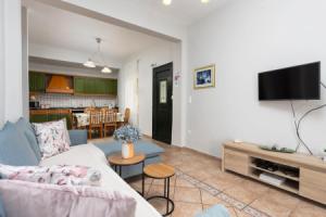 Michalis Large Private Pool Walk to Beach Sea Views A C Wifi Car Not Required Eco-friendly - 1828 Tourist base, Nisakion