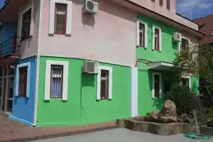 Romantic House, Adler