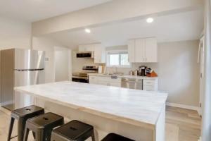 Walk to Wku, Bars & Dining! Updated Duplex Home Tourist base, Bowling Green