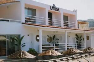 Lavinya Otel, Goeltuerkbuekue