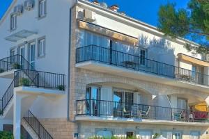 Vibo - Parking and Barbecue - A5 Vinka 4 Hotel, Jelsa