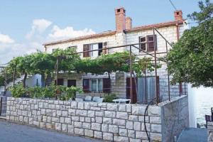 Apartments Sova, Postira
