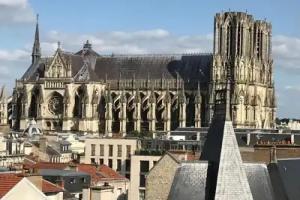Appartement centre ville - Vue Cathédrale - 33 Apartments, Reims