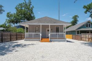 Walk to Riverwalk! 3br/2ba Gem Near Fun Downtown! Apartments, San Antonio