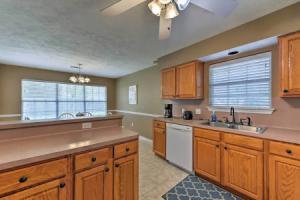 Cozy Home w/ Patio and Fireplace Apartments, College Station
