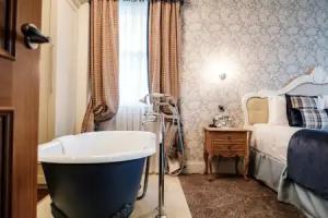 The Drayton Court Hotel, London