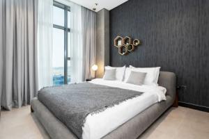 Waves - Serene Waterfront Elegance: 2BR Haven in Business Bay Apartments, Dubai