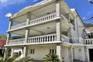 Family House with pool & sea view, Baosici
