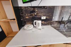 Teo's Deluxe Studios, Vlore