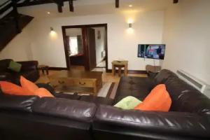 Hideaway 2 Bedroom Apartment by Holiday Homes, Cardiff