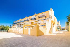 Nice house with tennis court,sports and playground, Torrevieja