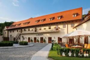 1 Bed Flat - Sleeps 2 - Pets - Parking - Wifi, Prague