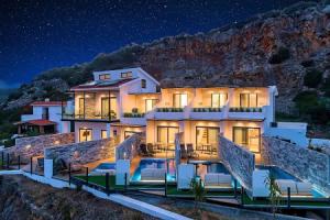 Aelia Suites, Istron