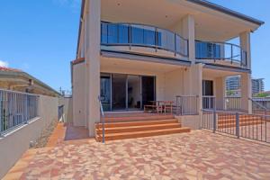 Luxury Waterfront with Outdoor Spa Hotel, Gold Coast