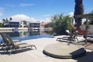 Sun Deck, Hot Tub & Kayak: Lakefront House, Tempe