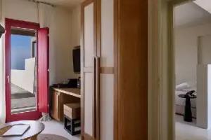 Potnia Theron Suites, Akrotiri