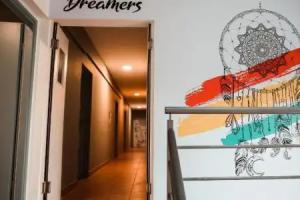 Moon Rocks Hostel, Novaglia