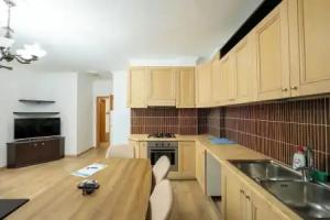 Tirent Apartment - Spacious 2-Bedroom Stay Near Liqeni i Thatë, Tirana
