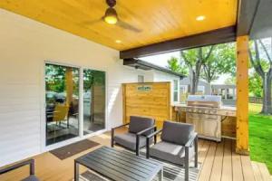 Stylish & Modern Lenexa Haven w/ Fire Pit & Deck! Tourist base, Overland Park