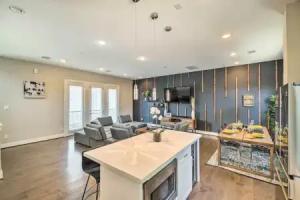 Stylish Townhome ~ 3 Mi to Downtown! Apartments, Houston