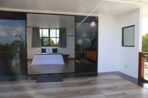 Room in B&B - Master Suite Family Room With Views of the Ocean, Thulusdhoo