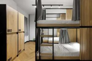 Retroverse Hostel, Athens