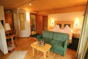 Hotel Häuserl im Wald, Bacher