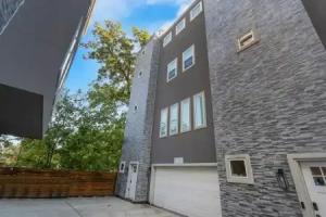 Sophisticated Urban Retreat With Skyline Views 3 Bedroom Home, Houston
