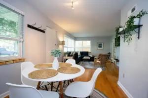 The Denver Den in Mayfair Park Enormous Backyard With Grill Sleeps 7 Tourist base, Aurora