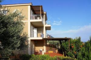 Delfinia Hotel, Lourdhata