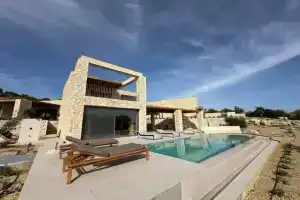 Lithos Art Villas, Svoronata