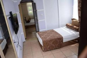 Andros Family Club, Side