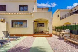 Huge Holiday Home in With Swimming Pool, Torrevieja