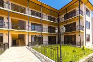 Elion Hotel, Alakhadzi