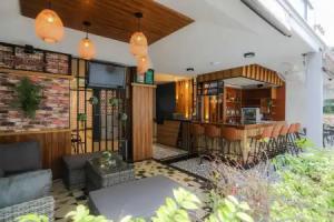 The Mantra Hotel, Kata