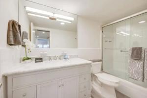 Updated Dtwn Condo: Across From Beach! Apartments, Naples