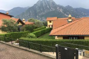 Irina’s house with view on like and swimming pool, Riva di Solto