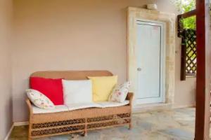 Beautiful Villa With Pool and Tennis Court at NW, Agia Pelagia