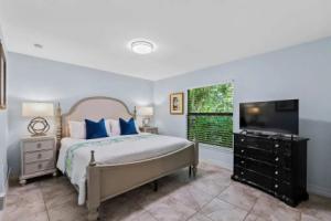 Le Monaco - Romantic 1 BR Condo Steps from 5th Ave S. Chic Coastal Retreat with King Bed and Beach Access. Perfect Location for Couples Near Dining, Shopping, and Beach Apartments, Naples