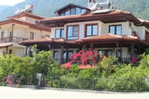 Moonhouse Apartments, Akyaka