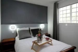 Calm in the Center of the City of Hotel, Orly