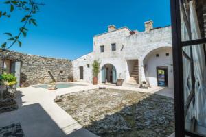 Ancient renovated farmhouse with large garden, small pool with hydromassage-Masseria de Li Travaj, Patu