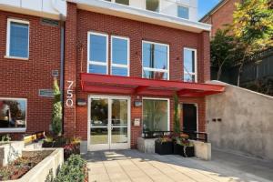 New Listing! Chic Capitol Hill W/ Courtyards 1 Bedroom Condo, Seattle