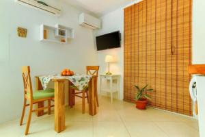 Studio With Shared Garden, 3 min Walk to the Beach, Split