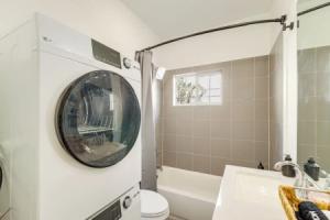Light Rail Access & Skyline View! Modern HTX Home Apartments, Houston