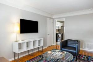 B2bb Enjoy a Full Kitchen in an Affordable Condo Near Peachtree Street Apartments, Atlanta