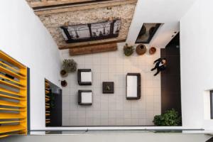 Welldone Quality - Crystal Pool, Seville